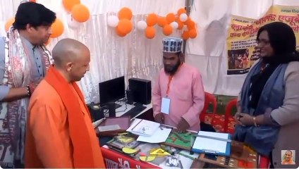 Video: मुस्लिम युवक ने सीएम योगी से हिंदू धर्म के मंत्र बोले और फिर