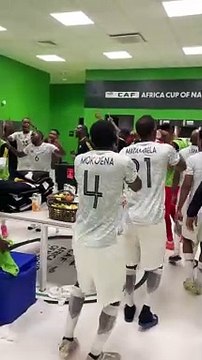 L’Afrique du Sud exulte à sa manière dans les #vestiaires après sa qualification pour les demi-finales. #Can2023 #afriquedusud #southafrica