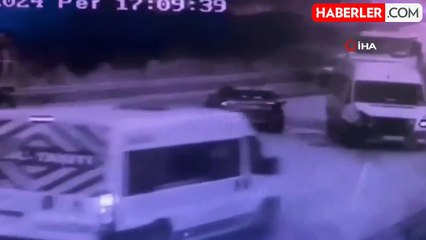 Sarıyer'de feci kaza kamerada: Otomobil, kamyon ve minibüse çarptı