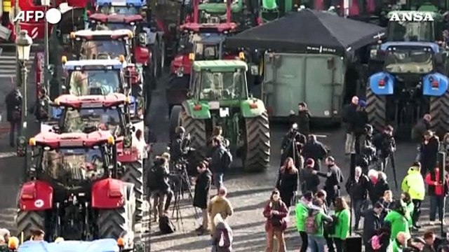 Protestano gli agricoltori, trattori e roghi in centro a Bruxelles