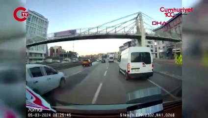 Bu da oldu... Otomobili ambulansın üzerine sürdü!