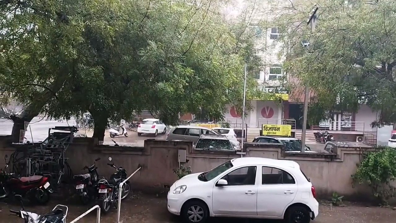 पश्चिमी विक्षोभ ने दिखाया रौद्र रूप, यहां झमाझम बारिश से भीगा शहर, देखें VIDEO