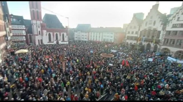Proseguono le proteste contro AfD in Germania: in migliaia in piazza a Francoforte