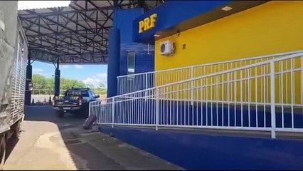 Caminhão de Cascavel ignora ordem de parada e é pego com carga milionária de cigarros