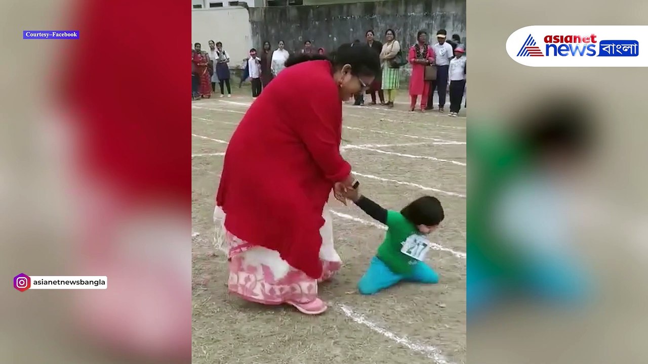 হাঁটুর ওপর ভর করেই ছুটে চলেছে ছোট্ট শিশু