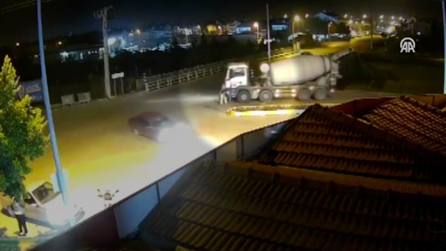 Beton mikserinin çarptığı Ecenur, ağır yaralandı; o anlar kamerada
