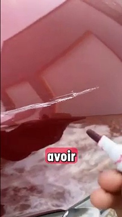 Il tente d'enlever une petite rayure de sa voiture