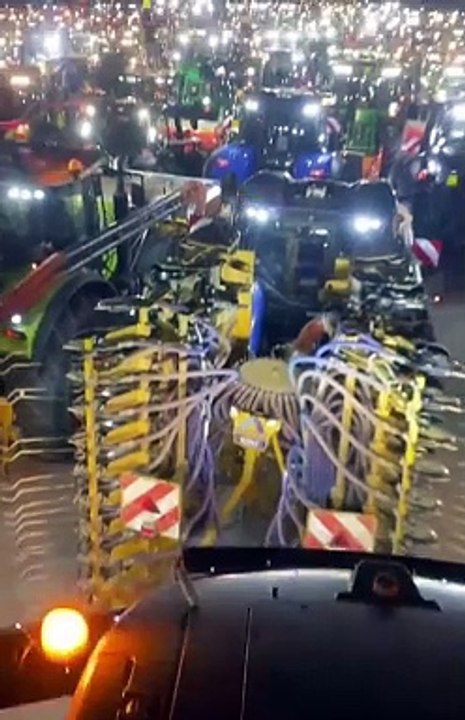 Partout en Europe, les agriculteurs organisent des manifestations massives contre leurs propres gouvernements, qui semblent déterminés  les mettre à la faillite par le biais de politiques tyranniques Net Zero/Agenda 2030