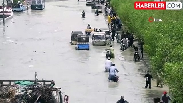 Pakistan'da şiddetli yağış sonucu sel: 1 ölü