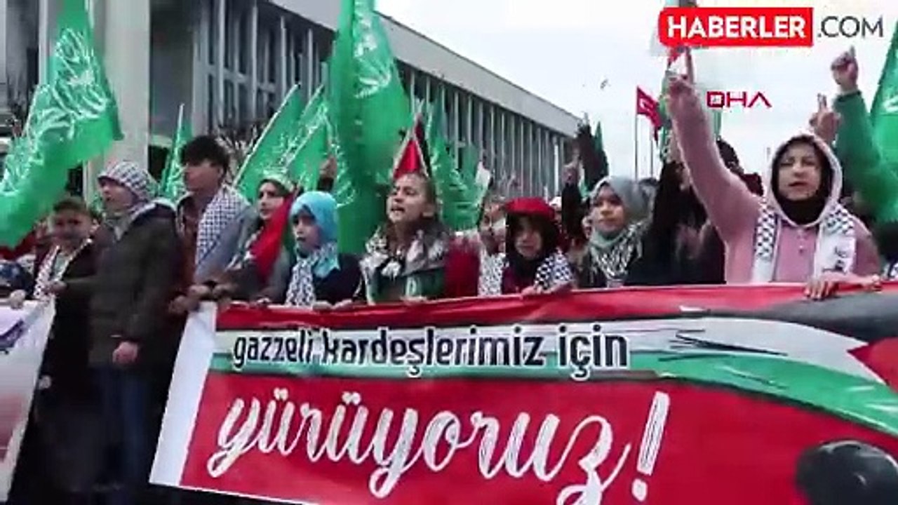 Gazze Dayanışma Platformu İsrail'in Filistin'e saldırılarını protesto etmek için yürüyüş düzenledi