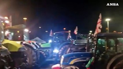 Protesta trattori, terza notte a Cagliari tra clacson e fumogeni