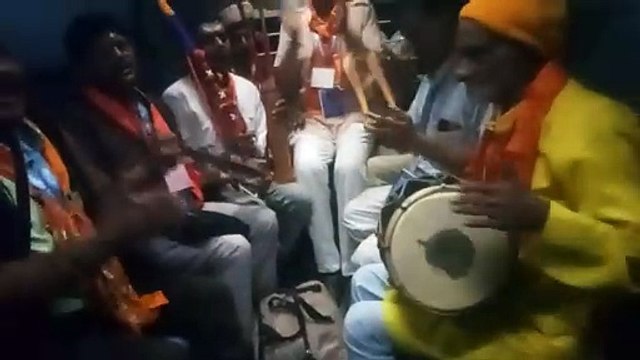 ‘आस्था स्पेशल’ दौड़ी... झूमते गाते भक्त हुए रवाना... देखें वीडियो
