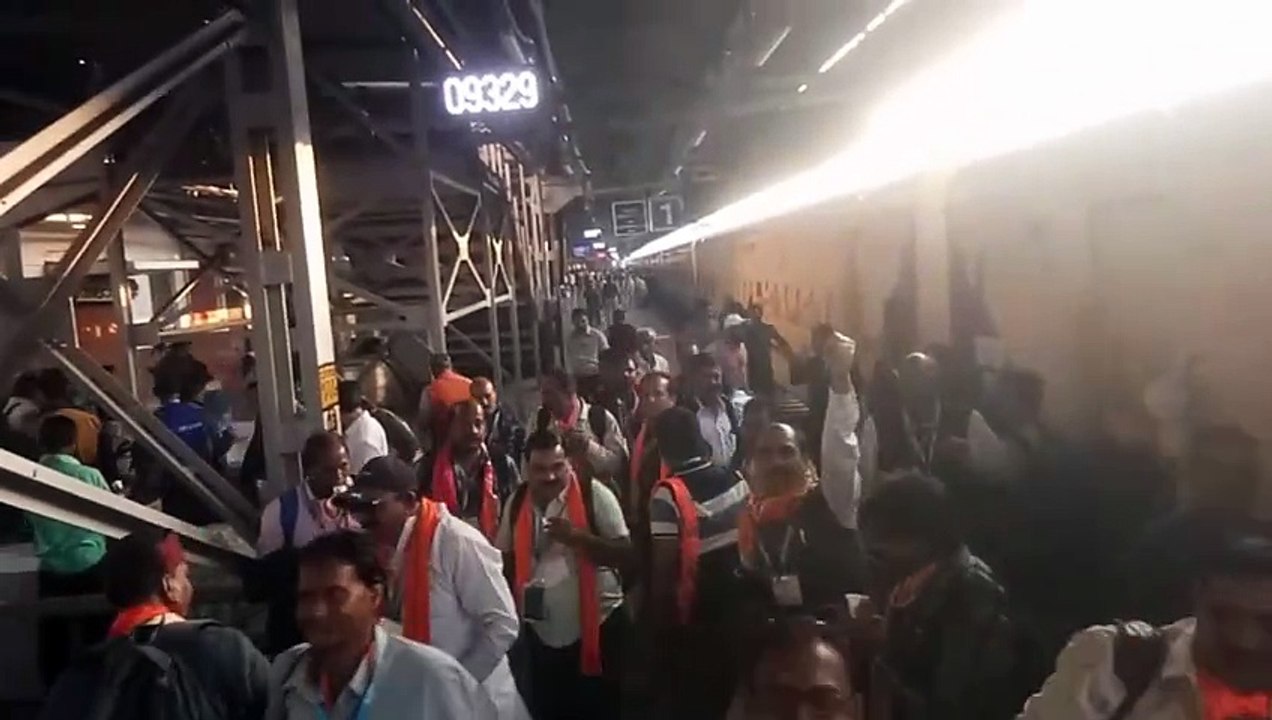 ‘आस्था स्पेशल’  दौड़ी... झूमते गाते भक्त हुए रवाना... देखें वीडियो