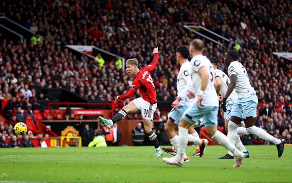 مانشستر يونايتد يحقق فوزاً ثميناً على وست هام