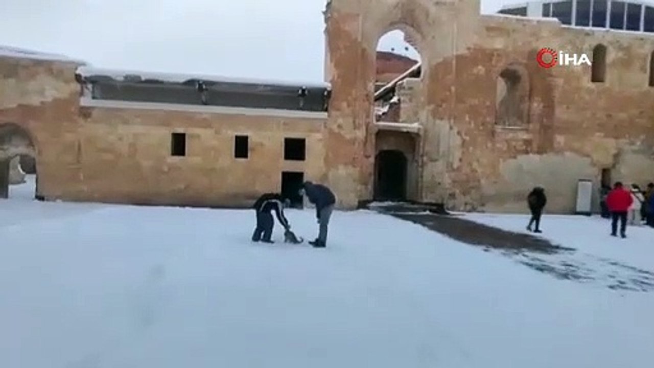 Tarihi saray beyaz örtü altında