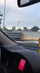 Ces anglais croisent une moto sans pilote qui avance sur l'autoroute