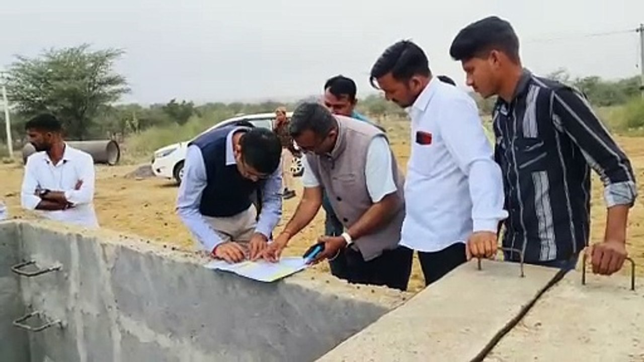 पानी की समस्या जानने कलक्टर पहुंचे पड़ोसी जिले में, देखी व्यवस्था