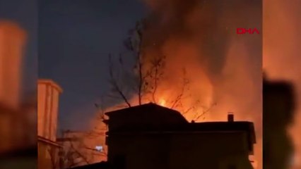 Video herunterladen: Tuzla`da 2 katlı binanın çatısı alev alev yandı