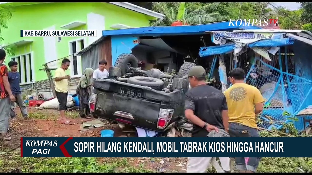 Sopir Hilang Kendali, Mobil Pembawa Alat Peraga Kampanye Tabrak Kios Hingga Hancur