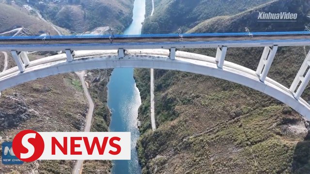 Maintenance workers safeguard railway bridge in Southwest China amid travel rush