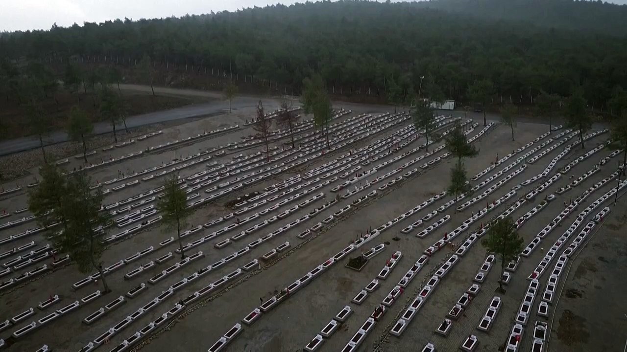 Endlose Gräberreihen in der Türkei: Letzte Ruhe für Erdbebenopfer