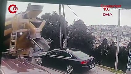 Telefon direği aracın üzerine devrildi