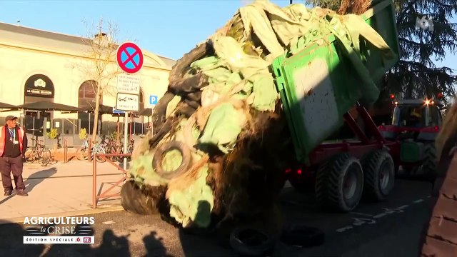 Les premières minutes de l'émission spédiale Agriculteur : La crise présentée par Karine Le Marchand sur M6.