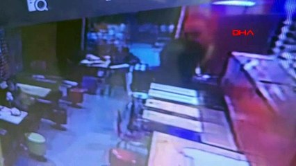 Meslektaşları tarafından darbedilen müzisyen nişanlısının kollarında hayatını kaybetti