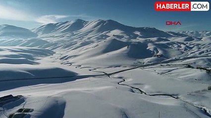 Van Gürpınar'da Karla Kaplı Mendereslerin Fotoğraflık Manzaraları