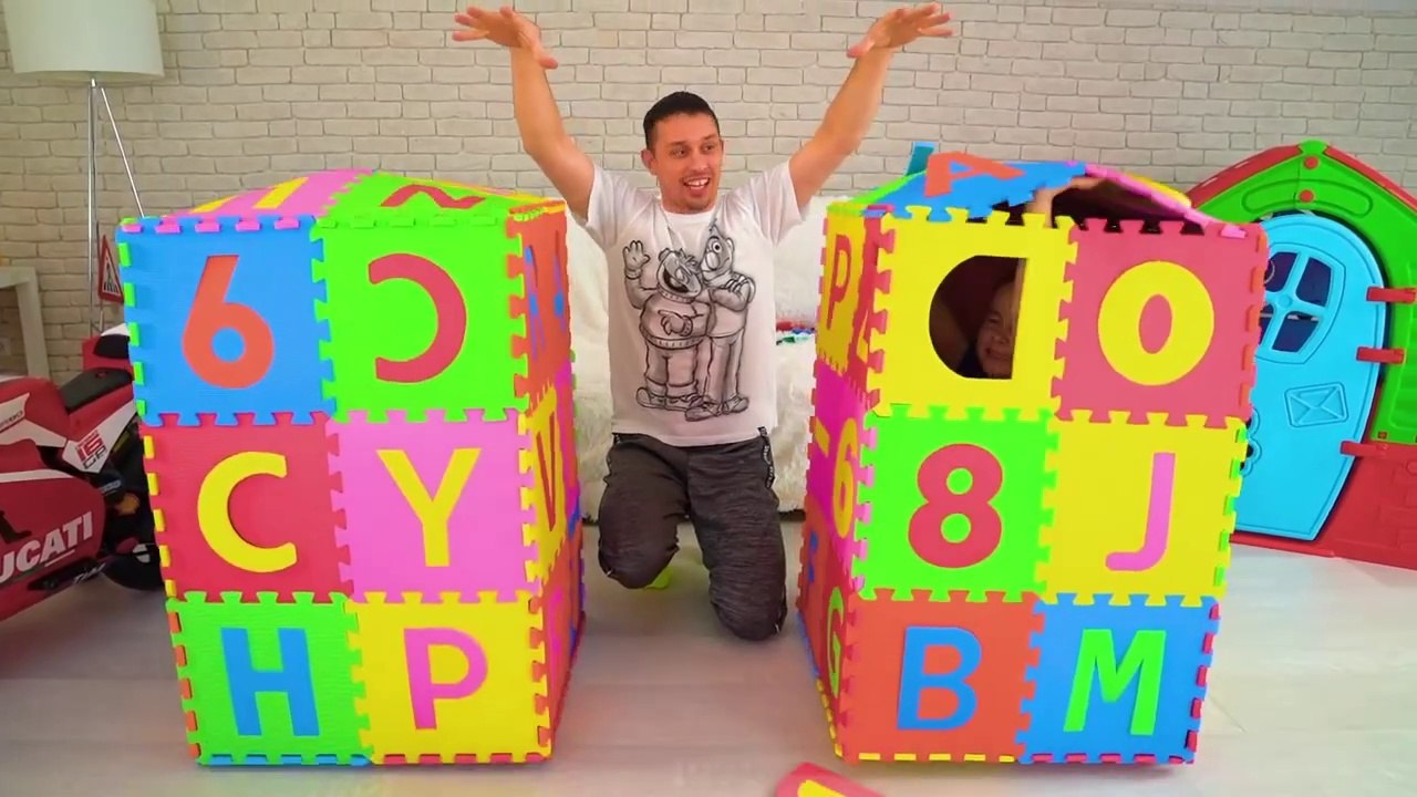 Melissa and Arthur want to be friends and build houses with colored blocks