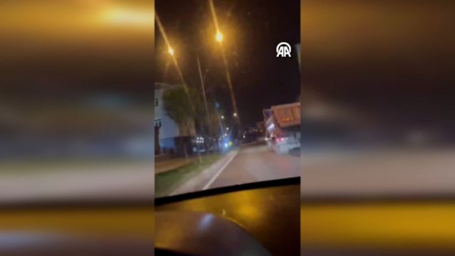 Seyir halindeki kamyondan hafriyat atıklarının dökülmesi cep telefonuyla kaydedildi