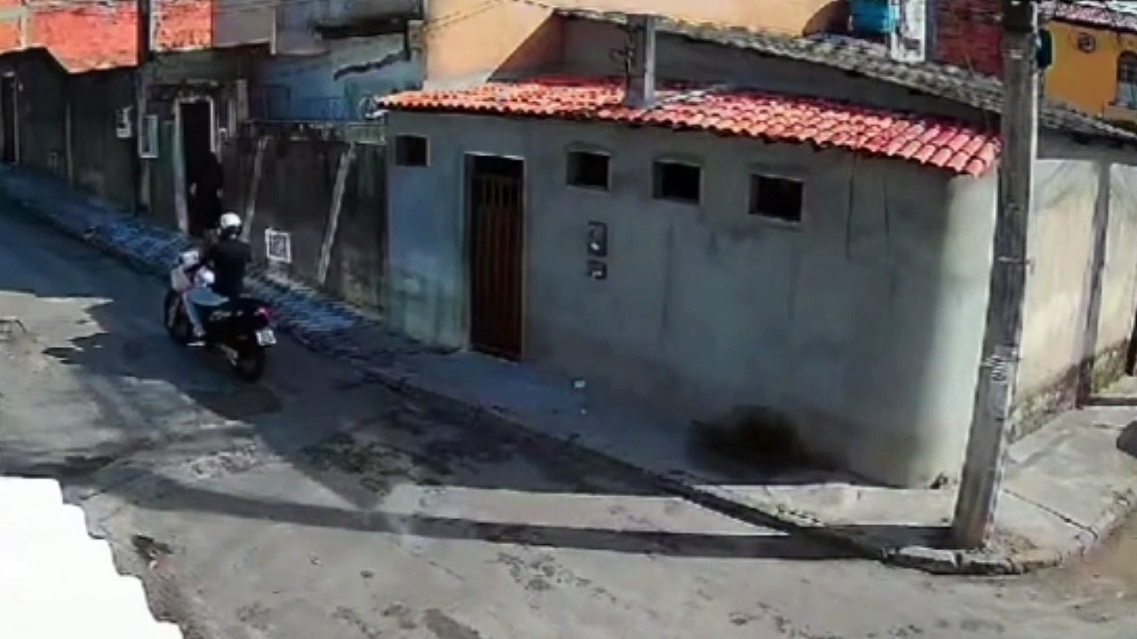 Câmera de segurança flagra dois crimes cometidos por mesmo homem em bairro de Salvador