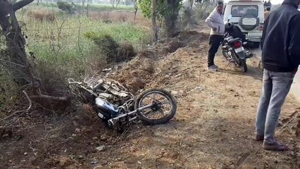 Скачать видео: कार और बाइक की हुई जोरदार भिड़ंत, एक की मौत, दूसरा घायल, देखे वीडियो