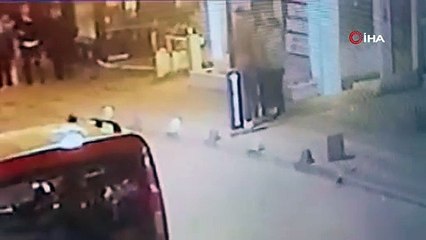 Yolda yürüyorlardı, birden kavgaya tutuştular