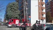 Corsico, esplode appartamento: i vigili del fuoco in azione