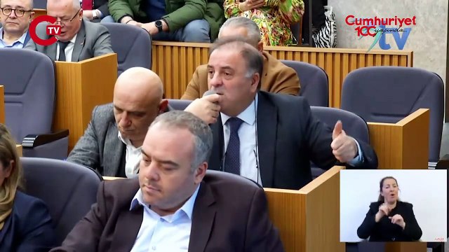 AKP'li üye Ekrem İmamoğlu için Onun bunun desteğiyle başkan olmuş dedi, belediye meclisi karıştı