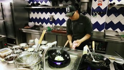 Julio Zheng cocinando en Soy Kitchen Madrid