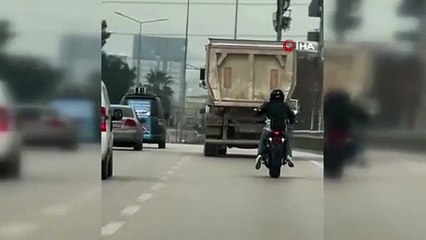 Akan trafikte tehlikeli hareket! O anlar anbean kaydedildi