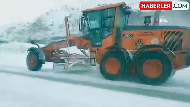Karla mücadele ekipleri yollarda kar temizliği ve tuzlama çalışması yapıyor