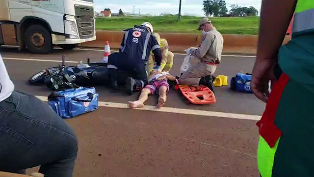 Colisão entre três veículos deixa duas pessoas feridas na BR-277