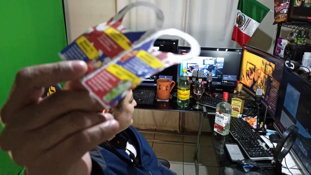 en la oficina abriendo botellas botanas y bebidas el show de shialeweb