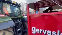 Milano, la protesta degli agricoltori davanti al Pirellone in piazza Duca d'Aosta