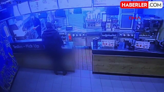 Restoranda nişanlısına laf atan kişiler tarafından öldürülen müzisyen son yolculuğuna uğurlandı