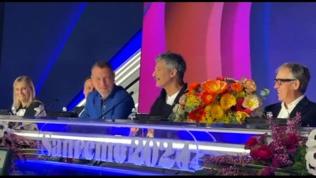 Fiorello irrompe alla conferenza stampa di Sanremo con Amadeus