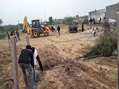गोशाला की जमीन से हटाया अतिक्रमण, शाम तक चली कार्रवाई-video