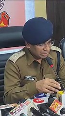 प्रेस कांफ्रेस में हत्या का खुलासा करते पुलिस कप्तान संतोष सिंह