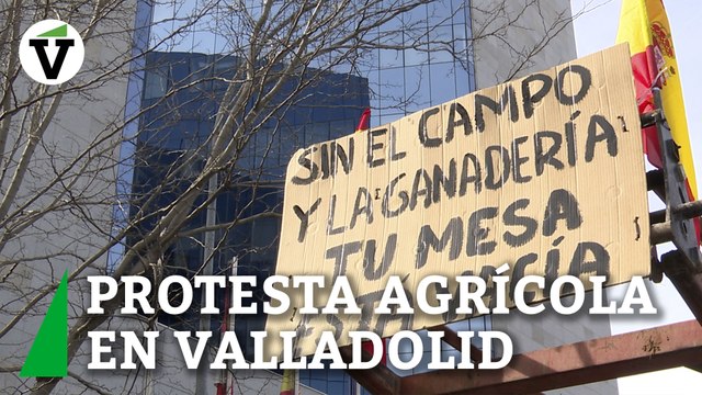 Decenas de tractores llevan a Valladolid la protesta contra la asfixia de la Agenda 2030