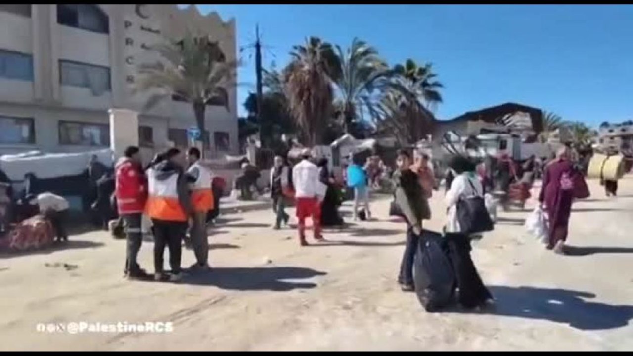 Khan Younis, famiglie sfollate lasciano l'ospedale Al-Amal dopo assedio