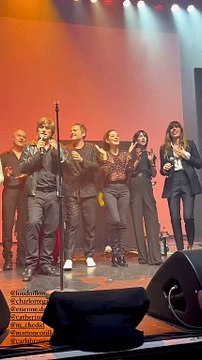 Elles ont retrouvé plusieurs artistes pour rendre hommage à Jane Birkin dont un concert était prévu ce samedi 3 févrierLou Doillon et Charlotte Gainsbourg très émue au concert en hommage à leur maman Jane Birkin