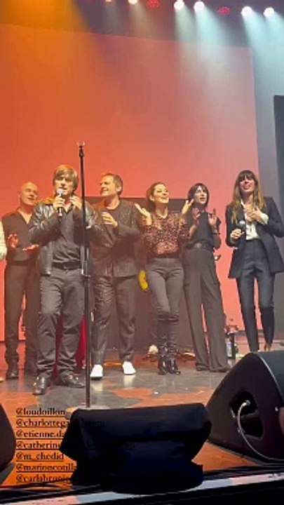 Elles ont retrouvé plusieurs artistes pour rendre hommage à Jane Birkin dont un concert était prévu ce samedi 3 févrierLou Doillon et Charlotte Gainsbourg très émue au concert en hommage à leur maman Jane Birkin
